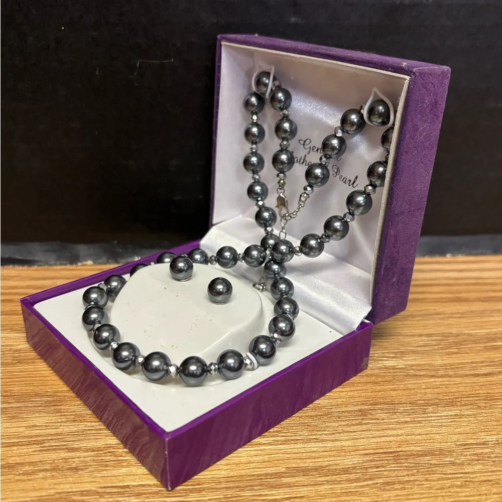 Genuine Mother of Pearl Necklace and Earring Set #4529 - Picture 4 of 7